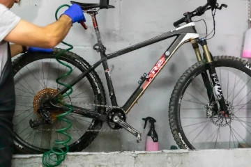 Experiencia en mantenimiento y reparación de bicicletas de todas las marcas y tipos.