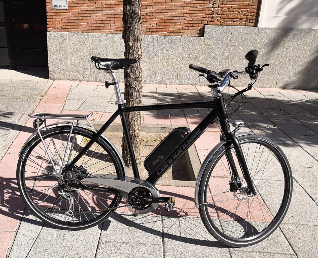 Vago brecha Diligencia Fotos de bicicletas urbanas convertidas en eléctricas mediante un kit