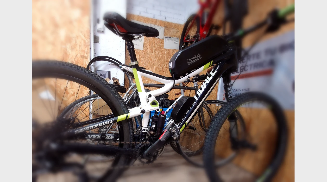 Kit eléctrico eje pasante 142mm instalado en bicicleta gravel